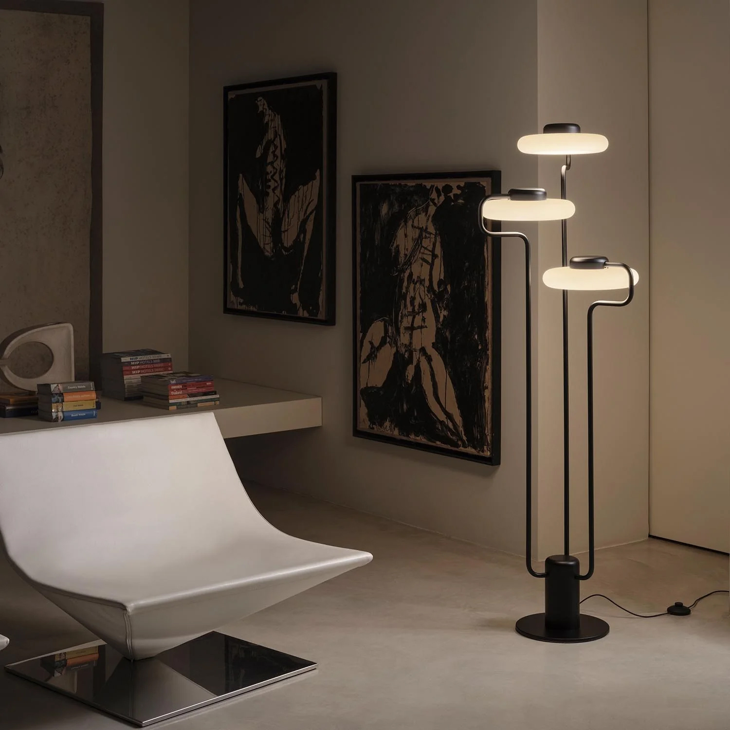 Design φωτιστικό δαπέδου KDLN Tratto Black με οπάλ γυάλινους διαχυτές για σαλόνι