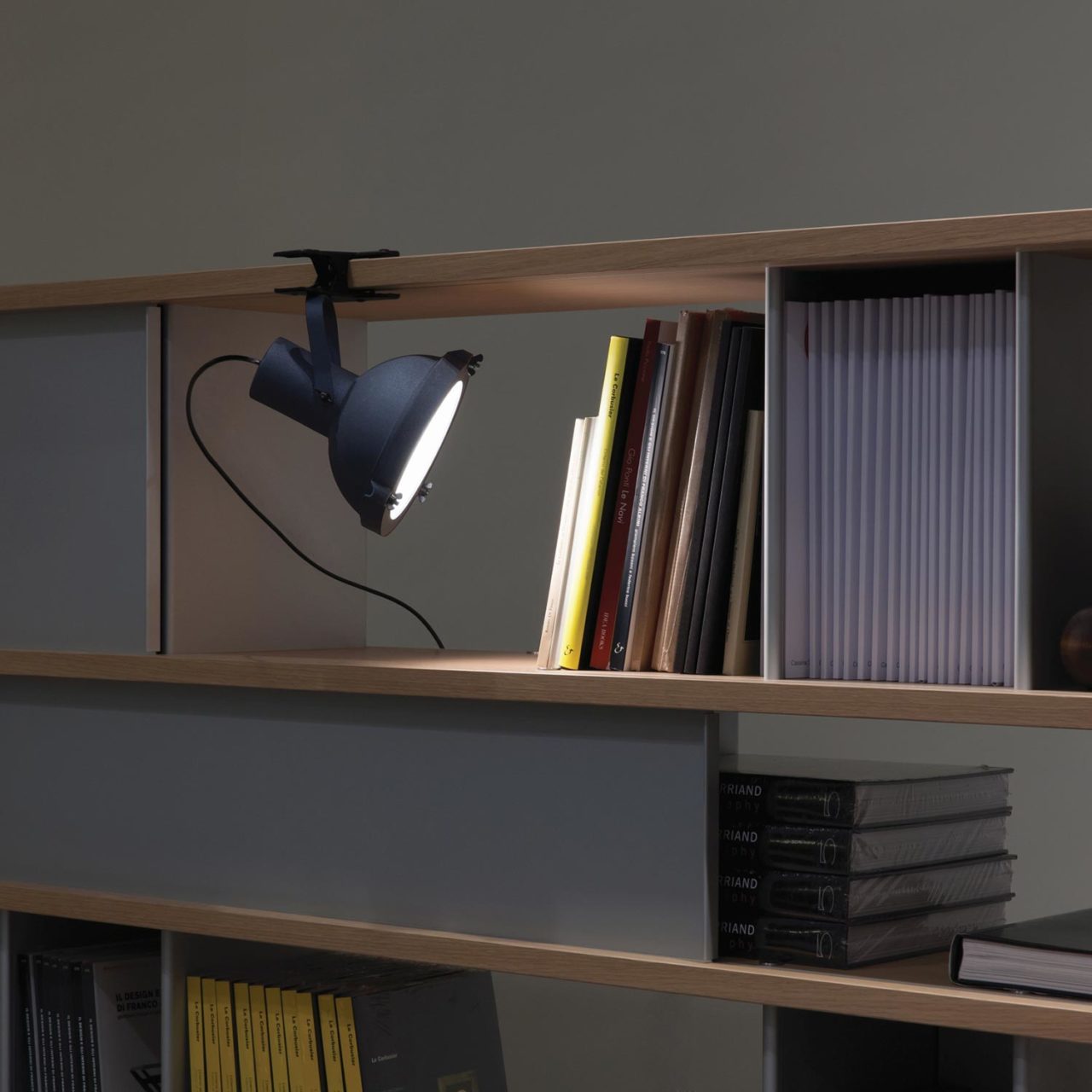 Nemo Projecteur 165 Pincer Clip φωτιστικό με κλιπ για βιβλιοθήκη σε μπλε χρώμα