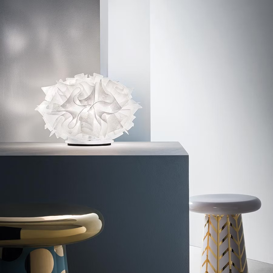 Slamp Veli Table – επιτραπέζιο φωτιστικό LED από Lentiflex, σε χρώματα λευκό opal, γκρι couture και ανθρακί