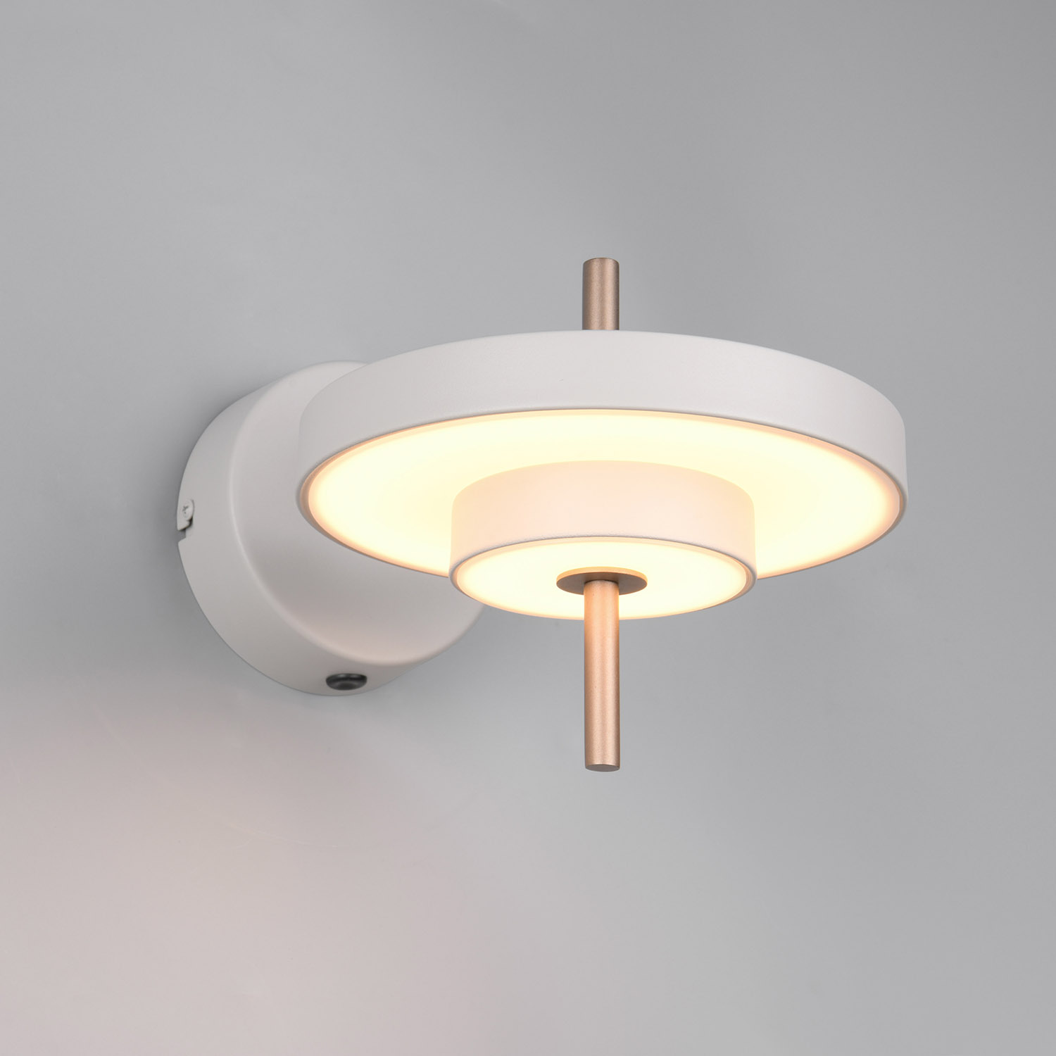 Απλίκα τοίχου TRIO Keaton Grey LED με κυκλικό φωτιστικό σώμα warm grey και ζεστές μεταλλικές λεπτομέρειες για σαλόνι και υπνοδωμάτιο